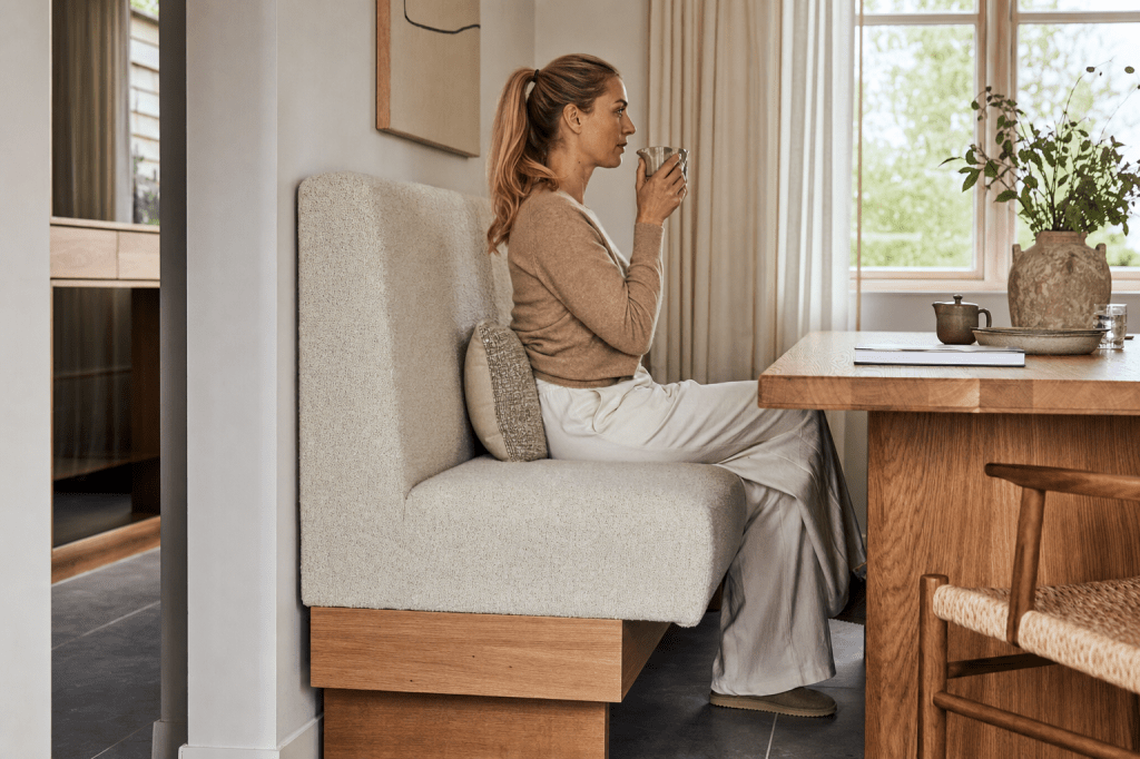 Is een wandbank aan de eettafel ergonomischer dan losse stoelen, en waar moet je op letten voor voldoende rugsteun en&nbsp;zitcomfort?